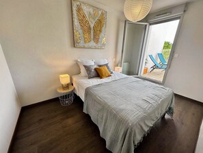 2 bedrooms, in-room safe, iron/ironing board, free WiFi