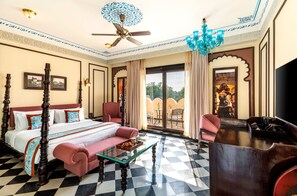 Premiere Room with Jacuzzi | Brankas, setrika/meja setrika, dan Wi-Fi gratis