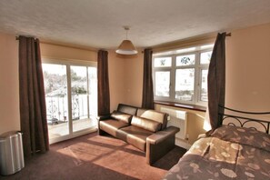 Single Room | Free WiFi - Central Studios Tennyson Road (Cheltenham)
