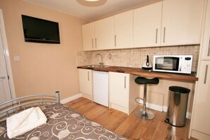 Single Room | Free WiFi - Central Studios Tennyson Road (Cheltenham)
