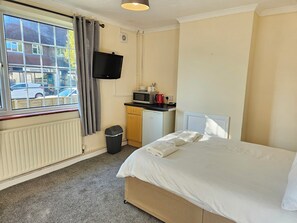 Single Room | Free WiFi - Central Studios Tennyson Road (Cheltenham)