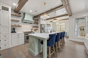 Geladeira, micro-ondas, cafeteira/chaleira, torradeira