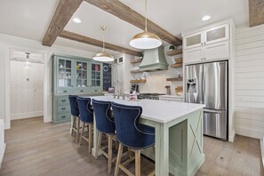 Fridge, microwave, coffee/tea maker, toaster - Carlton Landing-Sweet's Retreat (Carlton Landing)
