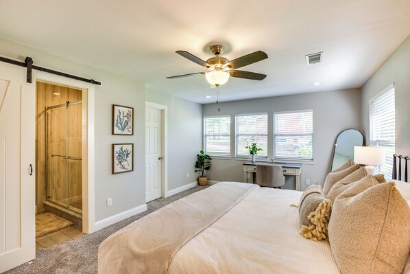 A bedroom with a bed, a ceiling fan, a desk, and a window. - Yard, Deck & Fire Pit: Cedar Creek Reservoir Gem (Mabank)