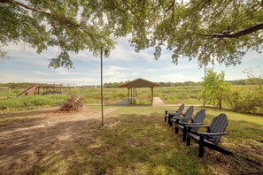 Interior - Yard, Deck & Fire Pit: Cedar Creek Reservoir Gem (Mabank)