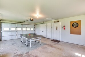 Interior - Yard, Deck & Fire Pit: Cedar Creek Reservoir Gem (Mabank)