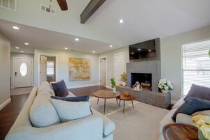 Una sala de estar con chimenea, sofá y televisor.