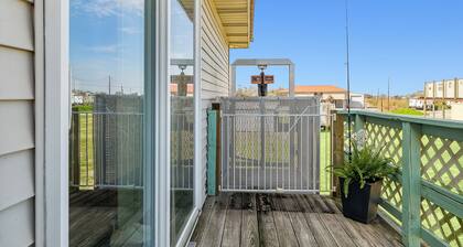 Port Sulphur Retreat w/ 2 Balconies & Bayou Access