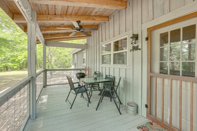 Charming Lawley Cottage: Deck, Fire Pit & Yard!