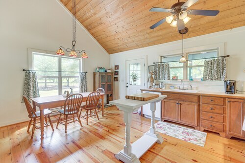 Charming Lawley Cottage: Deck, Fire Pit & Yard!
