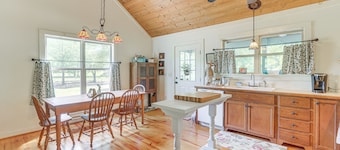 Charming Lawley Cottage: Deck, Fire Pit & Yard!
