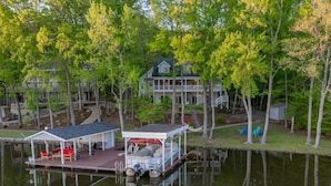 Un chalet au bord du lac, doté d’un quai, d’un espace extérieur aménagé et d’une zone couverte.