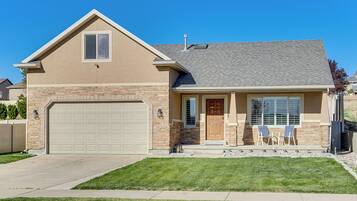 House (4 Bedrooms) | Front of property