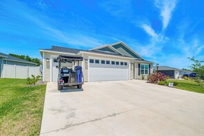 House (3 Bedrooms) | Interior - Furnished Lanai & Golf Cart: the Villages Home! (Wildwood)