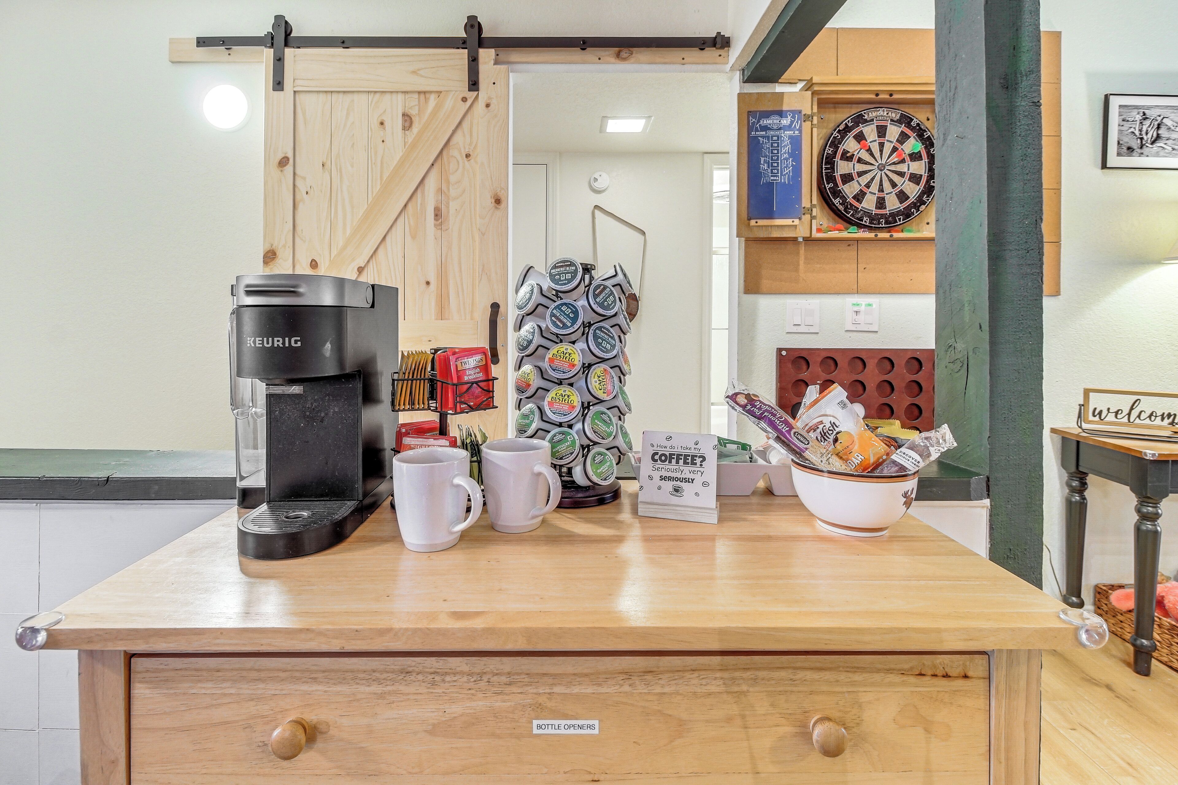 Un coin café équipé d’une machine Keurig, de tasses et d’une pancarte sur laquelle on peut lire : « Du café ? Vraiment, très sérieusement. »
