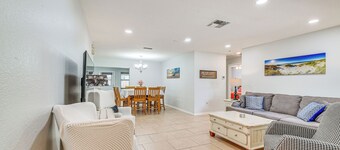 13 Mi to Hudson Beach: Spring Hill Home w/ Lanai