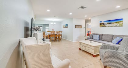 13 Mi to Hudson Beach: Spring Hill Home w/ Lanai