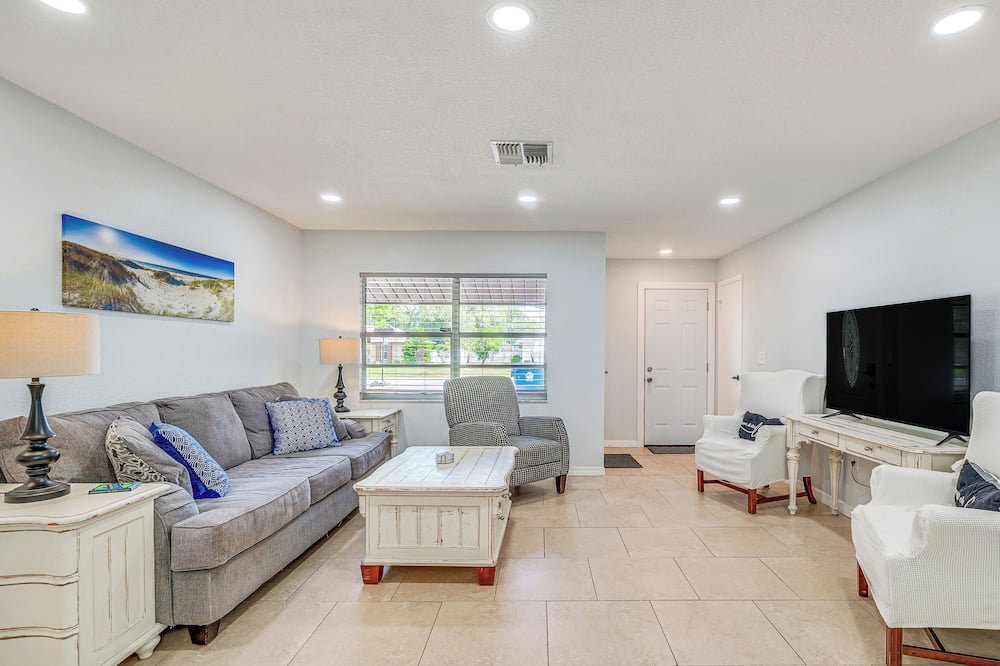 5 Mi to Weeki Wachee! Home w/ Lanai & Air Hockey - Weeki Wachee River, FL