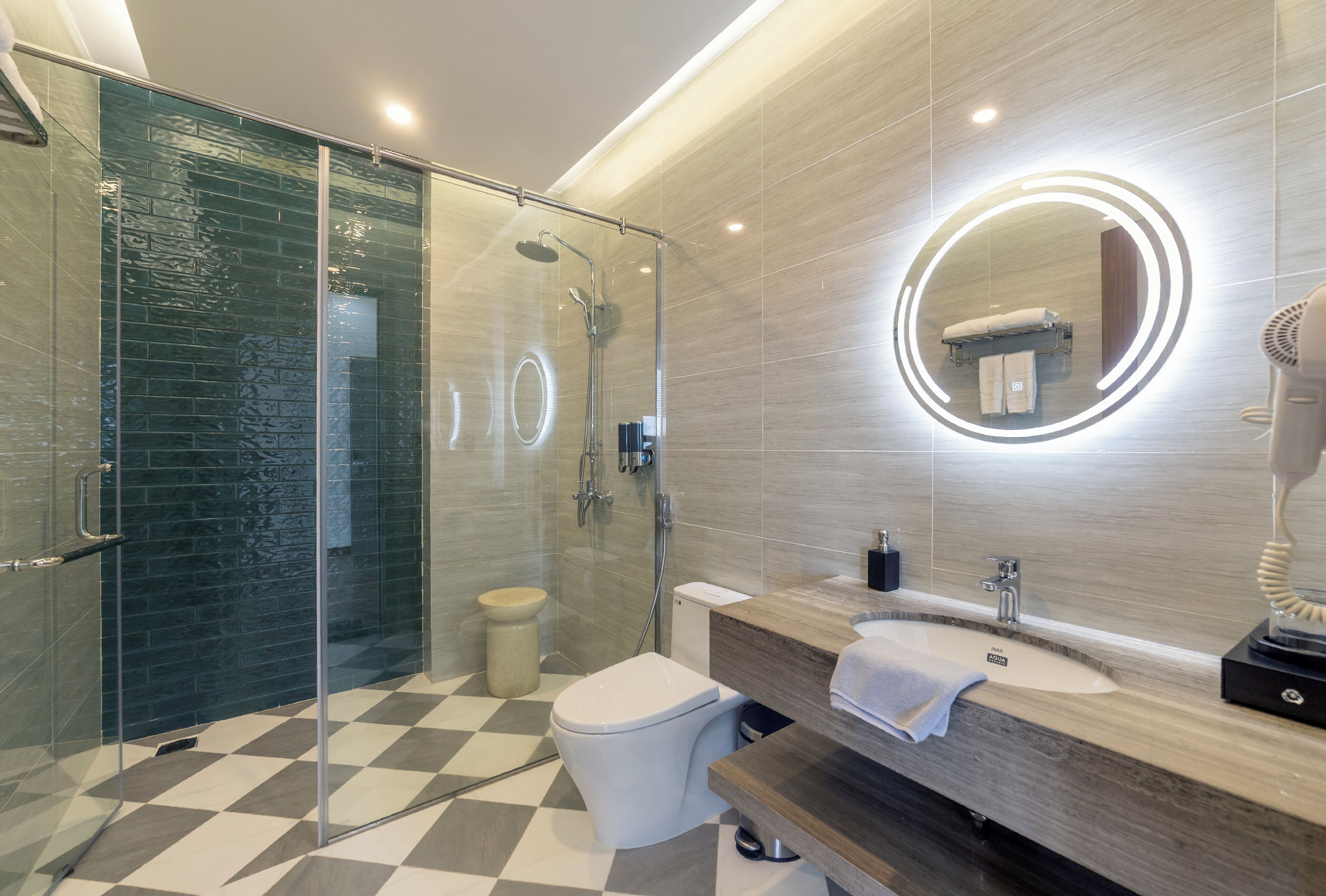 Une salle de bain moderne avec une douche à parois de verre, des toilettes et un meuble-lavabo avec un miroir.