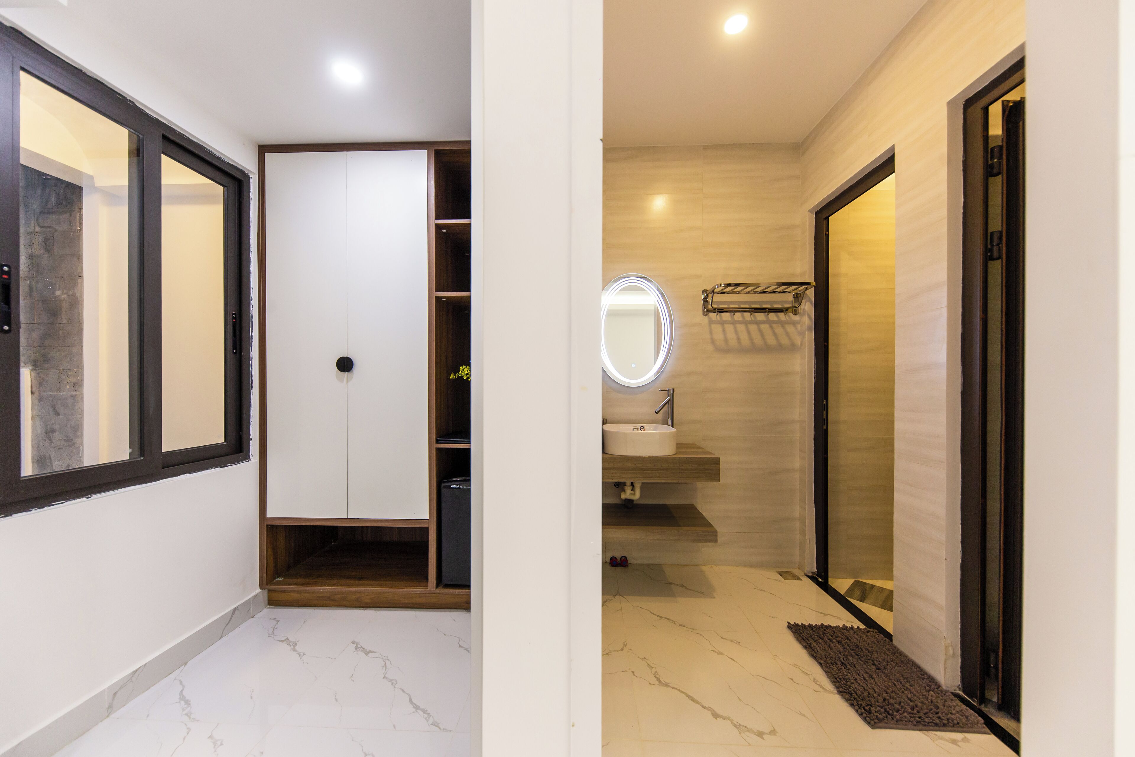 Une salle de bain moderne avec un meuble-lavabo, un évier et un miroir.