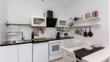 Frigorífico, microondas, horno y placa de cocina