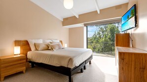 Room - Anchorage Views: Indulge in the ultimate coastal getaway at Anchorage Views (Metung)