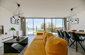 Smart TV - Rova luxury bay view apartment with private pool (Zidarici)