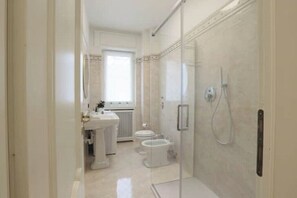 Shower, hair dryer, bidet, towels - 1 bedroom apartment in milan (Milano)