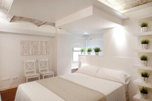 5 bedrooms, in-room safe, desk, iron/ironing board