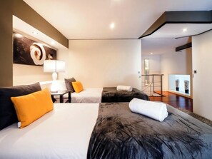 5 chambres, coffres-forts dans les chambres, bureau