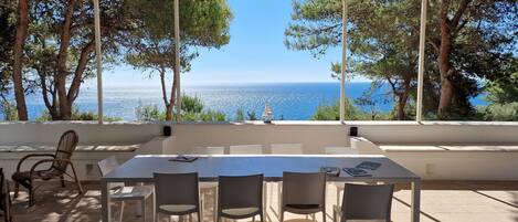 تناول الطعام بالخارج