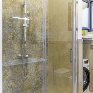 Ducha, secador de pelo, bidet, toallas