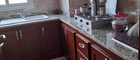 Fridge, stovetop, cookware/dishes/utensils, lobster pot