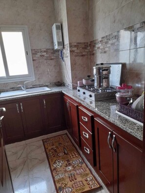 Fridge, stovetop, cookware/dishes/utensils, lobster pot