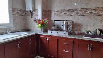 Refrigerador, parrilla de estufa y utensilios de cocina