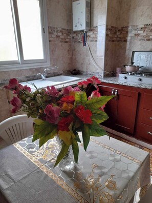 Kjøleskap, kokeplater, kjøkkenutstyr og kasserolle for krabbe/hummer