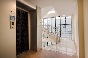 Tay vịn trên hành lang