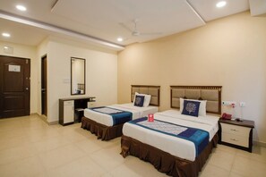 In-room safe, individually decorated, individually furnished, desk - Way Inns Sravya Residency (Hyderabad)
