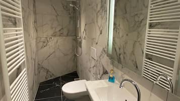 Douche, serviettes fournies, savon, shampoing