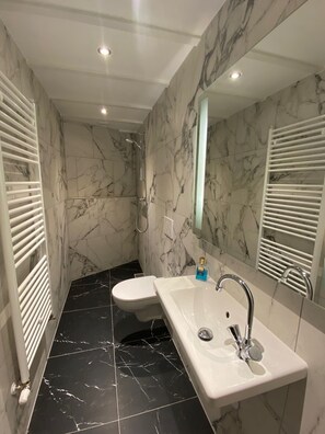 Douche, serviettes fournies, savon, shampoing