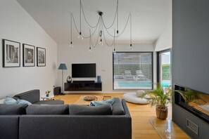 Una televisión, un reproductor estéreo