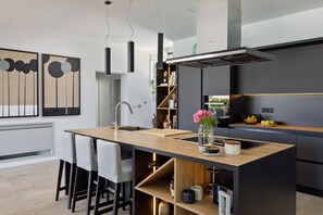 Een koelkast, een microgolfoven, een oven, een kookplaat