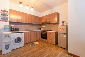 Departamento estándar | Cocina privada | Refrigerador, microondas, horno y utensilios de cocina 