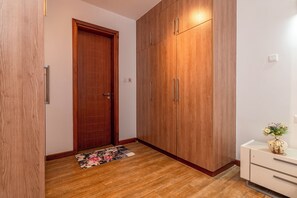 Apartamento estándar, vistas a la ciudad | 1 dormitorio, escritorio, espacio para trabajar con un portátil
