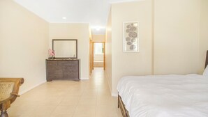 4 bedrooms, iron/ironing board, free WiFi, bed sheets - NEW Gated Beach front Condo (Nassau)