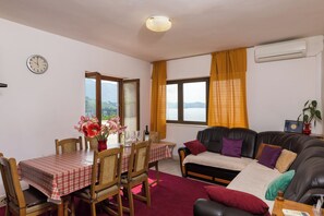 Apartment (Three Bedroom Apartment with Sea View) | Dining room - Apartments Kisić (Zupa dubrovacka)