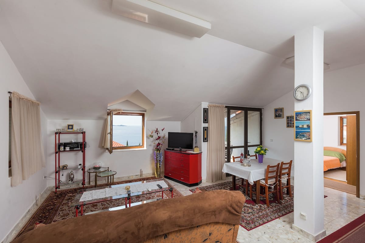아파트 (Two-Bedroom Apartment with Balcony an) | 거실 | 케이블 채널 시청이 가능한 32인치 평면 TV