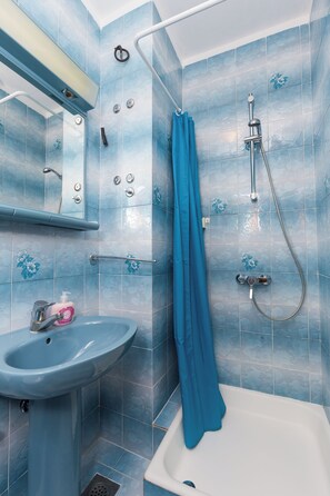 Apartment (Three Bedroom Apartment with Sea View) | Bathroom - Apartments Kisić (Zupa dubrovacka)