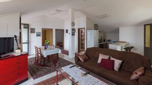 Leilighet (Two-Bedroom Apartment with Balcony an) | Oppholdsrom | En 32-tommers Flatskjerm-TV med kabel-kanaler