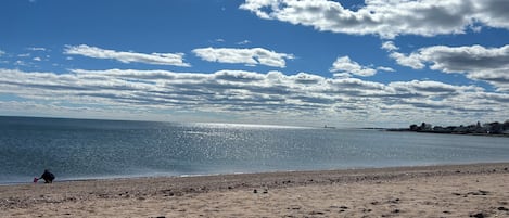 在海滩、沙滩椅、沙滩毛巾